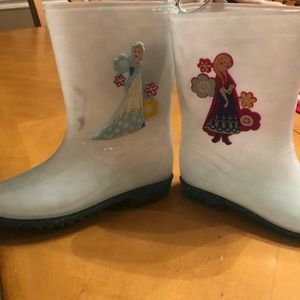 Girls Disney “Frozen” rainboots!
